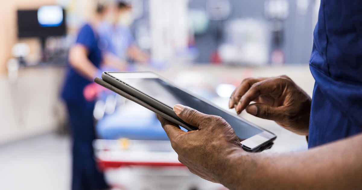 Doc using digital tablet_Digital - SEOSocialEditorial image