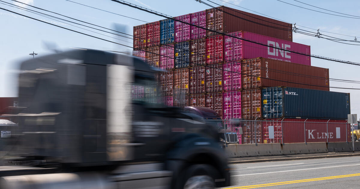 Shipping containers in Bayonne New Jersey_Digital - SEOSocialEditorial image