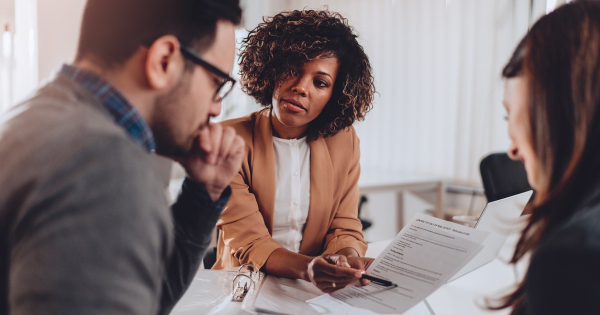 couple-preparing-to-sign-a-contract-of-sale seo