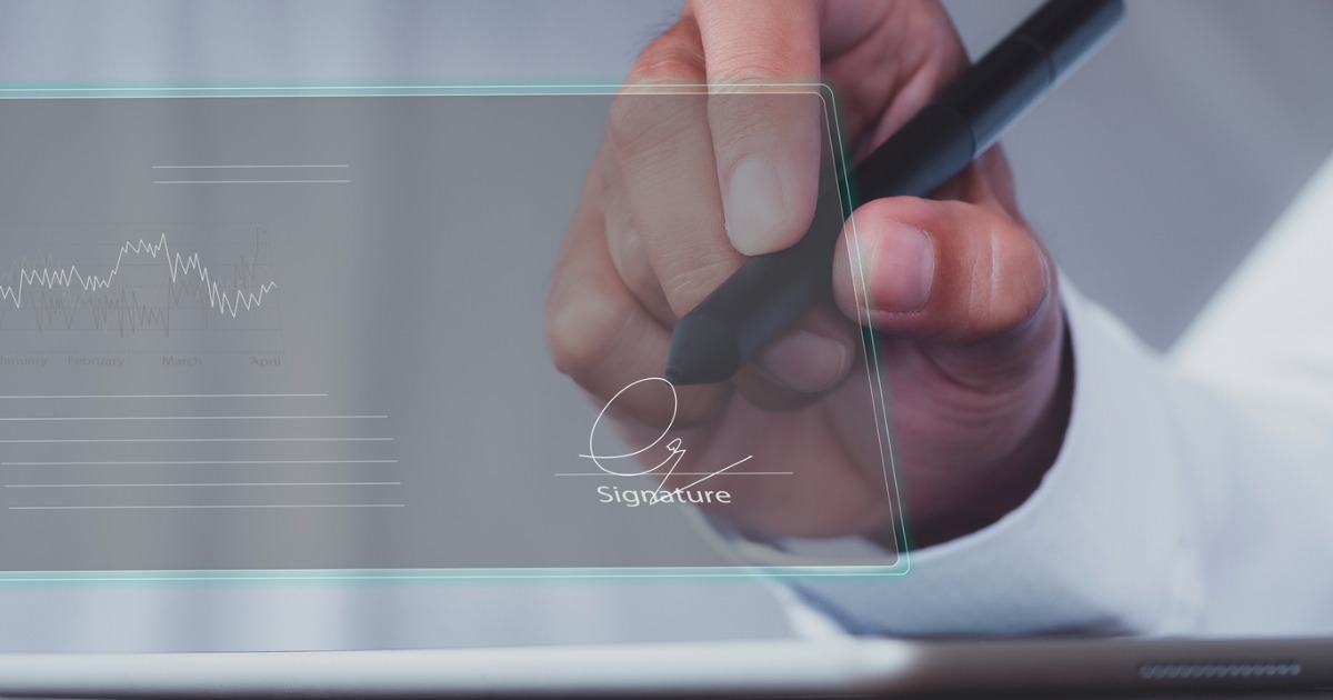 businessman-use-electronic-pen-sign-signature-on-electronic-e-signing-data-sheet-document seo